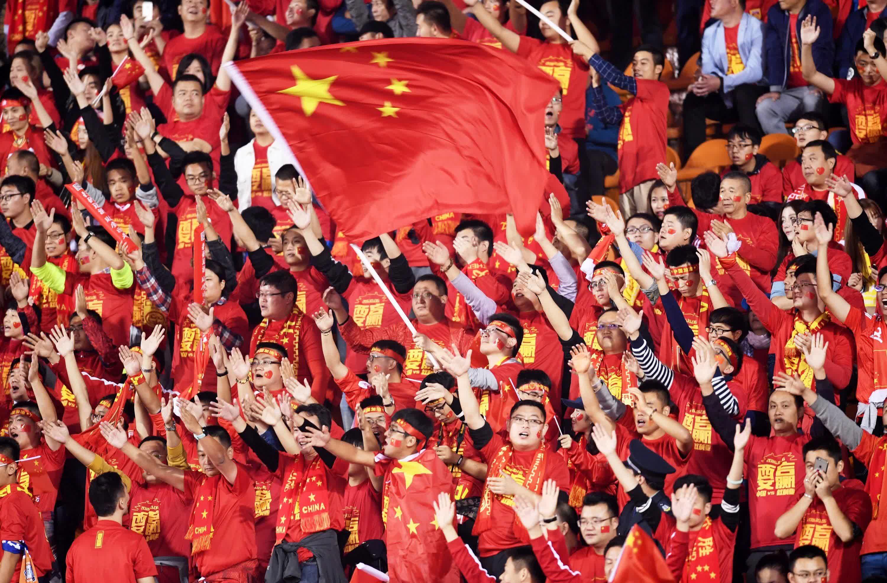 足球盛宴火爆进行，球场观众为胜利欢呼