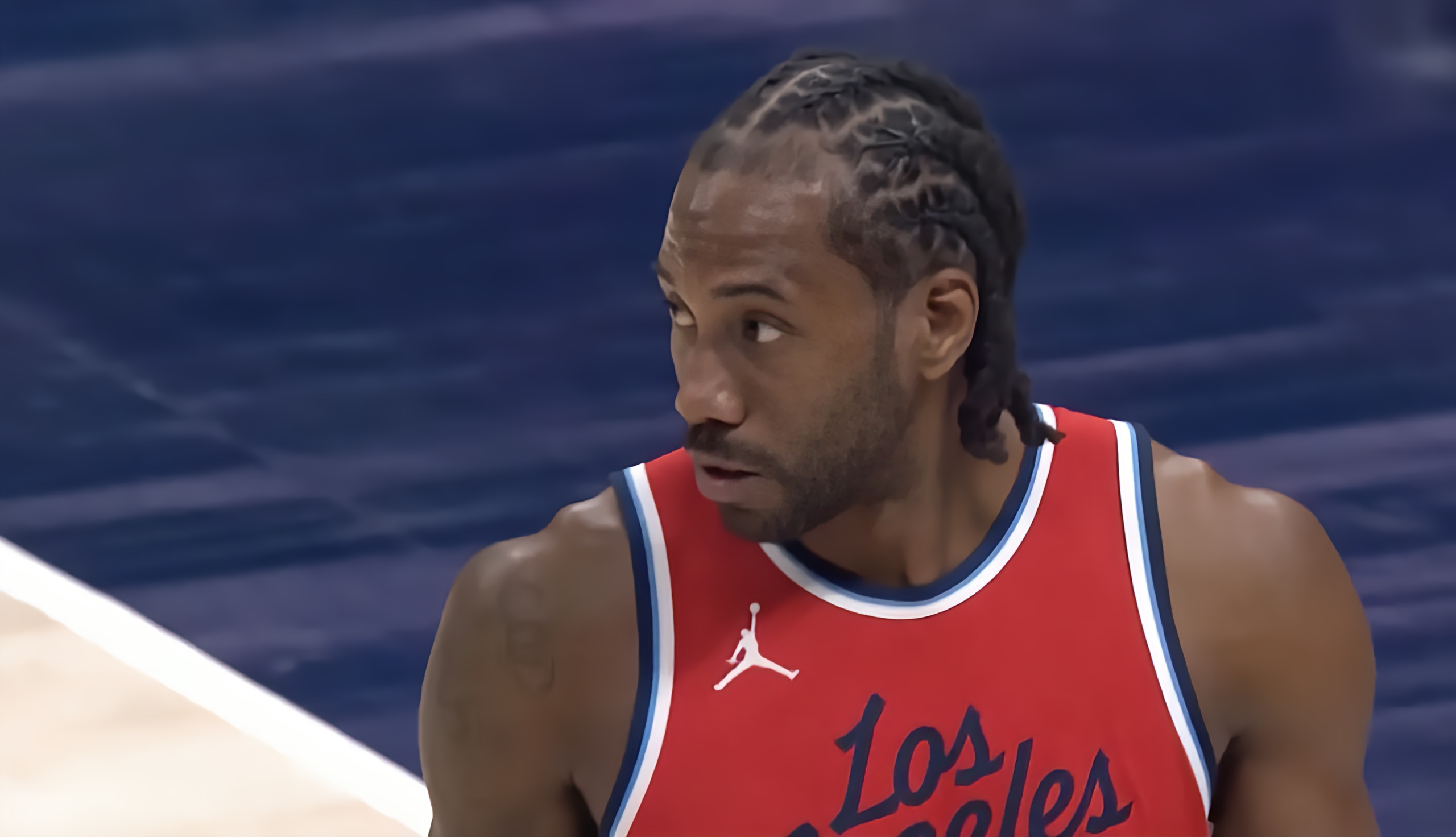 掘金完胜江苏队,伦纳德高光表现 掘金完胜江苏队,伦纳德高光表现