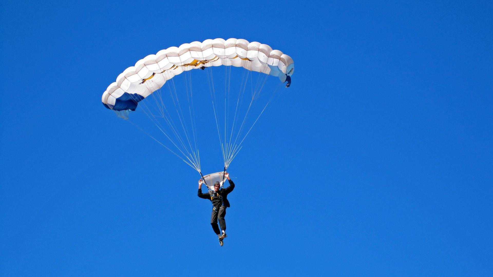 F1新赛季揭幕战之夜，拉亚关键回合不手软，一刹决定胜负