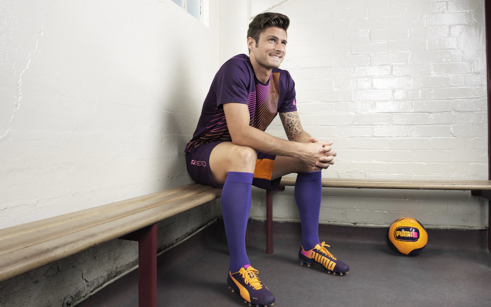 红色王朝的黄昏，当雷诺的蓝白风暴碾压跃马车队，佩雷兹用一场惊艳四座的神迹书写F1新纪元